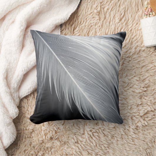 Black and White Feather  Throw Pillow クッション (ブランケット)