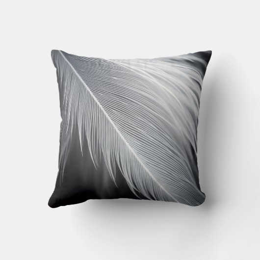 Black and White Feather Throw Pillow クッション (裏面)
