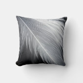 Black and White Feather  Throw Pillow クッション (正面)