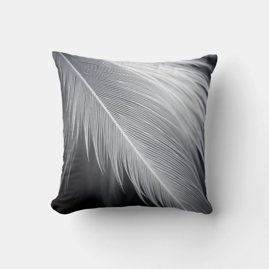 Black and White Feather  Throw Pillow クッション (正面)