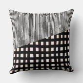 Black and White Geometric Abstract Glitch  クッション (裏面)