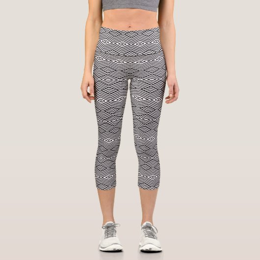 Black and White Geometric Pattern カプリレギンス (正面)
