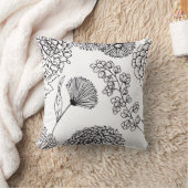 Black and White Hand-Drawn Floral SketThrow Pillow クッション (ブランケット)
