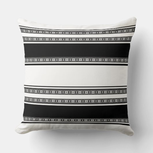 Black and white lace braid and horizontal stripes  クッション (正面)