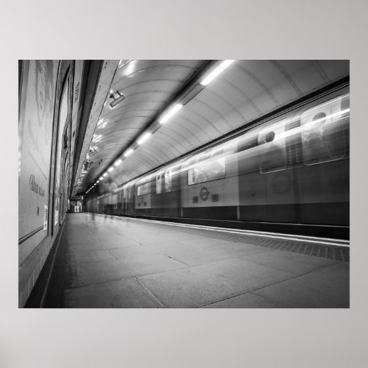 Black and White London Underground Speeding Train ポスター (正面)