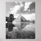 Black and White Louvre Pyramid Paris Reflection ポスター (正面)