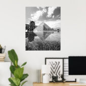 Black and White Louvre Pyramid Paris Reflection ポスター (ホームオフィス)