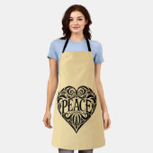 BLACK AND WHITE PEACE HEART エプロン (着用した状態)