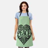 BLACK AND WHITE PEACE HEART エプロン (着用した状態)
