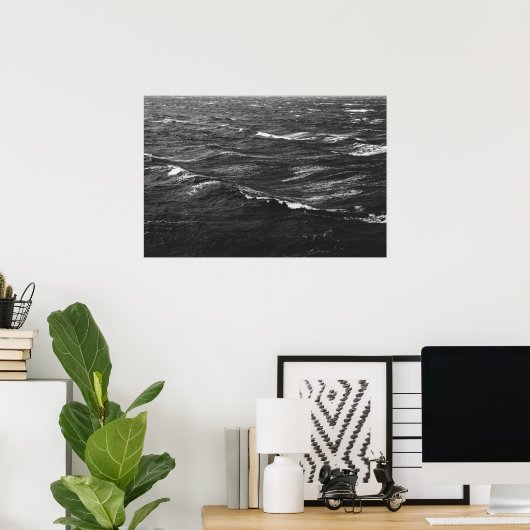 Black and white photo of a stormy sea ポスター (ホームオフィス)