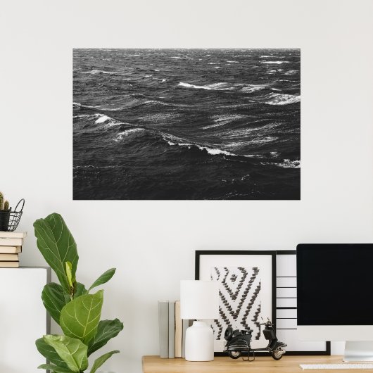 Black and white photo of a stormy sea ポスター (ホームオフィス)