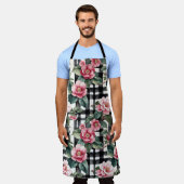 Black and White Plaid With Leafy Pink Camellias エプロン (着用した状態)