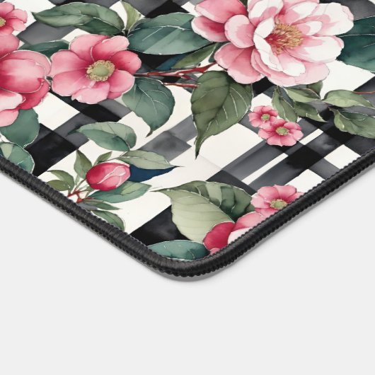 Black and White Plaid With Leafy Pink Camellias デスクマット (コーナー)