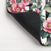 Black and White Plaid With Leafy Pink Camellias マウスパッド (コーナー)