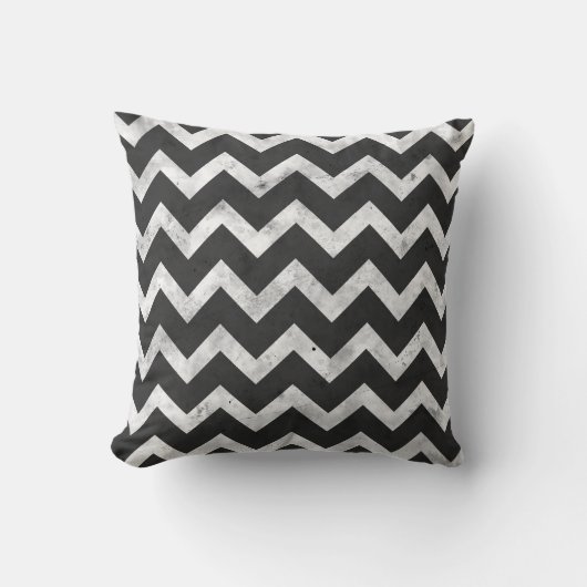 Black and white Rustic Chevron pattern クッション (正面)