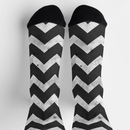 Black and white Rustic Chevron pattern ソックス (上部)