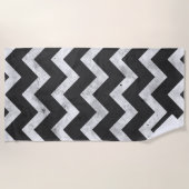 Black and white Rustic Chevron pattern ビーチタオル (正面)