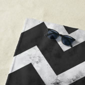 Black and white Rustic Chevron pattern ビーチタオル (インサイチュ)