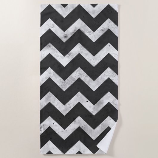 Black and white Rustic Chevron pattern ビーチタオル (正面)