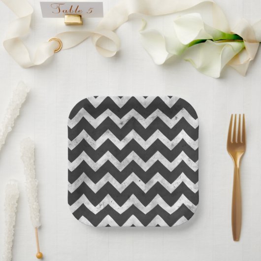 Black and white Rustic Chevron pattern ペーパープレート (ウェディング)