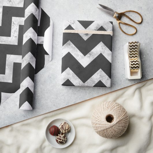 Black and white Rustic Chevron pattern ラッピングペーパー (クラフト)