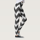 Black and white Rustic Chevron pattern レギンス (右)