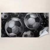 Black and White Soccer Ball Pattern – Bold Sports  ビーチタオル (正面)