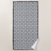 Black and White Spanish Style Tile ビーチタオル (正面)