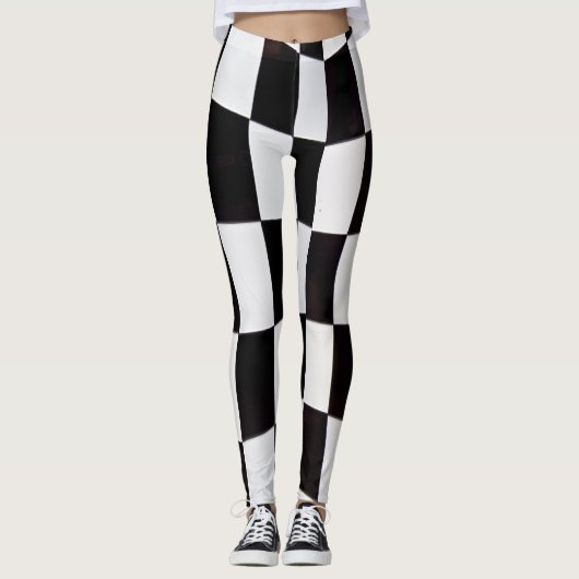 Black and White Squares Pattern Leggings – Classic レギンス (正面)