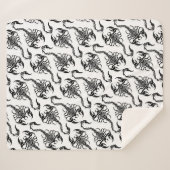 Black and White Tribal Scorpion Pattern シェルパブランケット (正面(横))