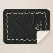 Black and White Wavy Border Monogrammed シェルパブランケット (正面(横))