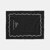 Black and White Wavy Border Monogrammed フリースブランケット (正面(横))