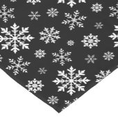 Black And White Winter Snowflake Pattern Elegant ショートテーブルランナー (コーナー)