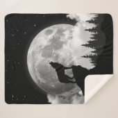 Black and white wolf howling at the moon シェルパブランケット (正面(横))
