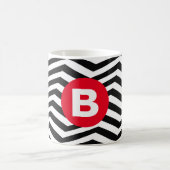 Black and White Zig Zag Pattern Red Monogram コーヒーマグカップ (中央)
