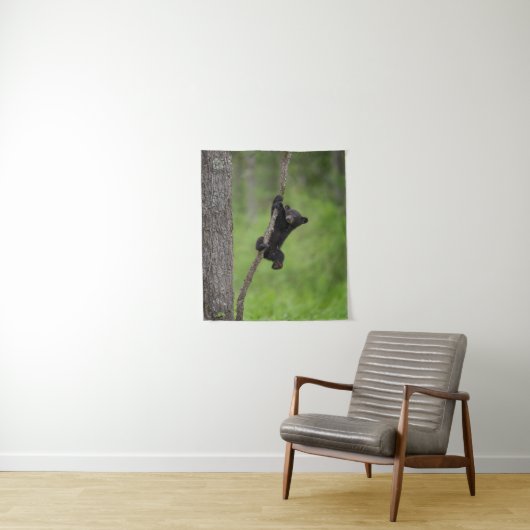 Black Bear Cub playing on Tree Limb タペストリー (インサイチュ)