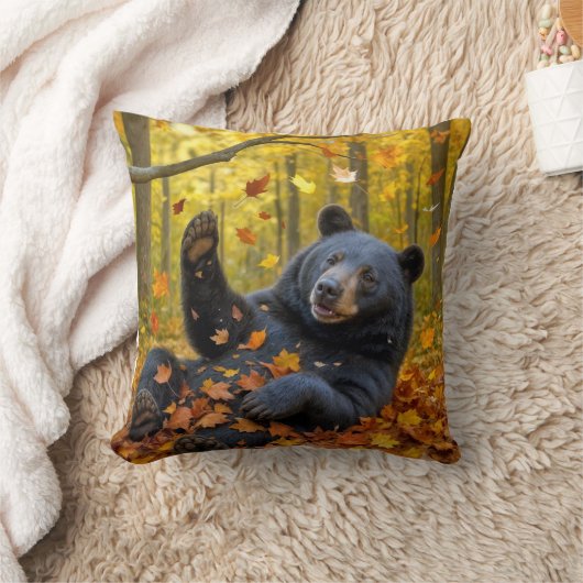 Black Bear In Autumn Leaves クッション (ブランケット)