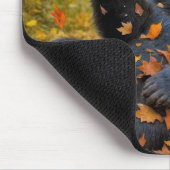 Black Bear In Autumn Leaves マウスパッド (コーナー)