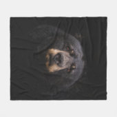 BLACK BEAR ON BROWN WOODEN TREE BRANCH フリースブランケット (正面(横))