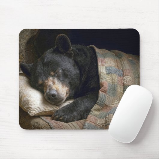 Black Bear Sleeping Under a Quilt マウスパッド (マウス)