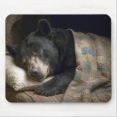 Black Bear Sleeping Under a Quilt マウスパッド (正面)