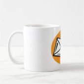 Black Beetle Insect on Envelope コーヒーマグカップ (左)