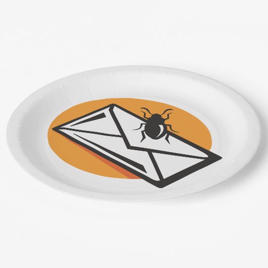 Black Beetle Insect on Envelope ペーパープレート (アングル)