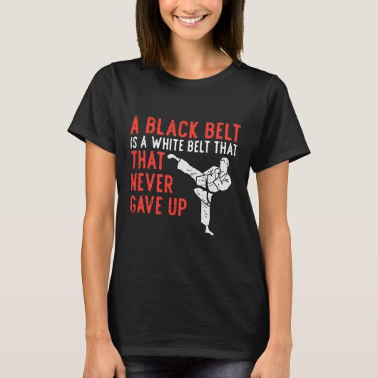 Black Belt Never Gave Up Karate Taekwondo Inspirat Tシャツ (正面)