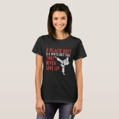 Black Belt Never Gave Up Karate Taekwondo Inspirat Tシャツ (正面フル)