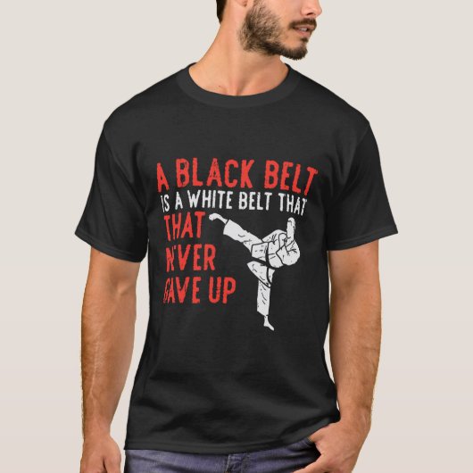 Black Belt Never Gave Up Karate Taekwondo Inspirat Tシャツ (正面)