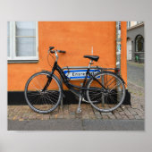 Black Bicycle Against Orange Wall, Aarhus, Denmark ポスター (正面)