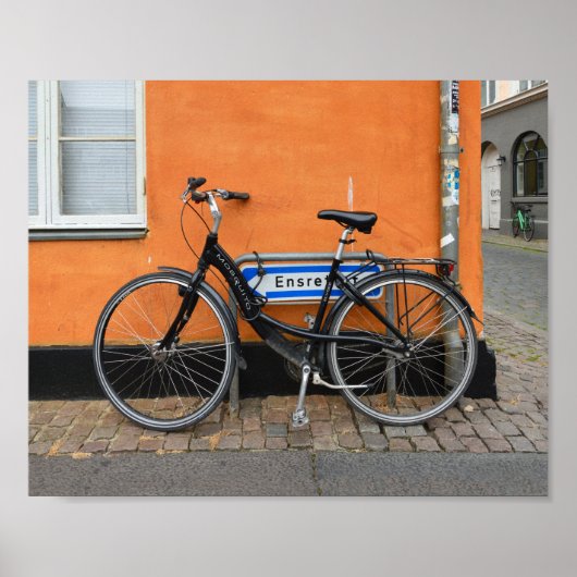 Black Bicycle Against Orange Wall, Aarhus, Denmark ポスター (正面)