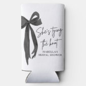Black Bow She's Tying the Knot Bridal Shower スリム缶クーラー (裏面)