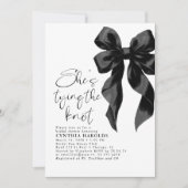 Black Bow She's Tying the Knot Bridal Shower 招待状 (正面)